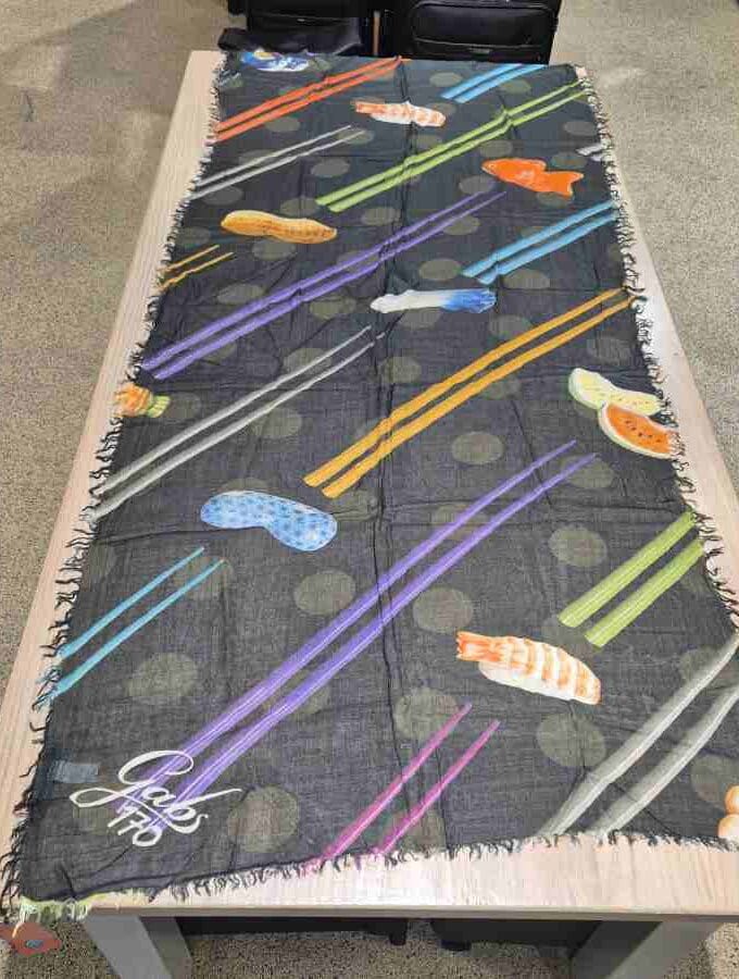 Gabs sjaal met print stokjes en sushi