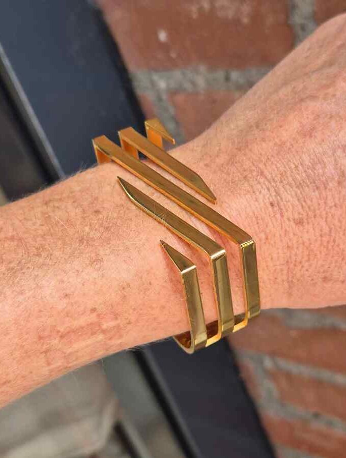 Klem armband modern stroken goudkleur