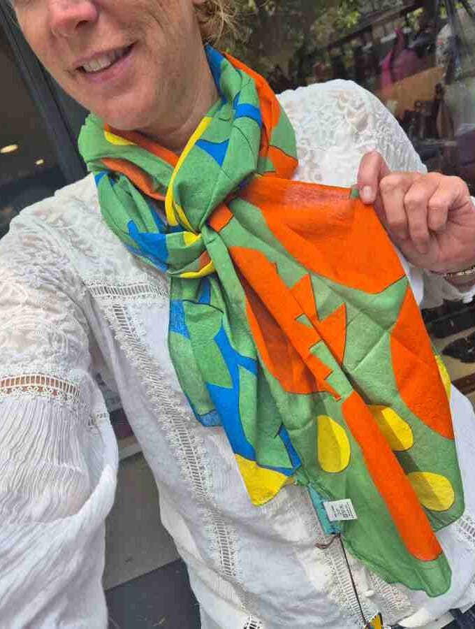Lange sjaal Gabs groen met tulpen en bladeren