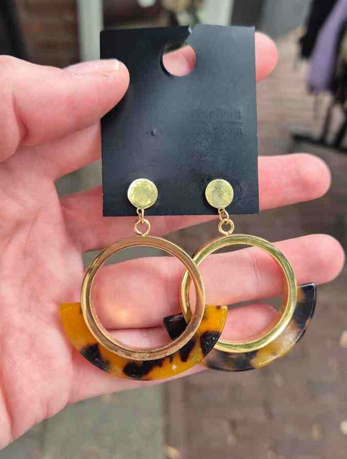 Oorsteker goudkleur stainless steel met emaille bruin gevlekt