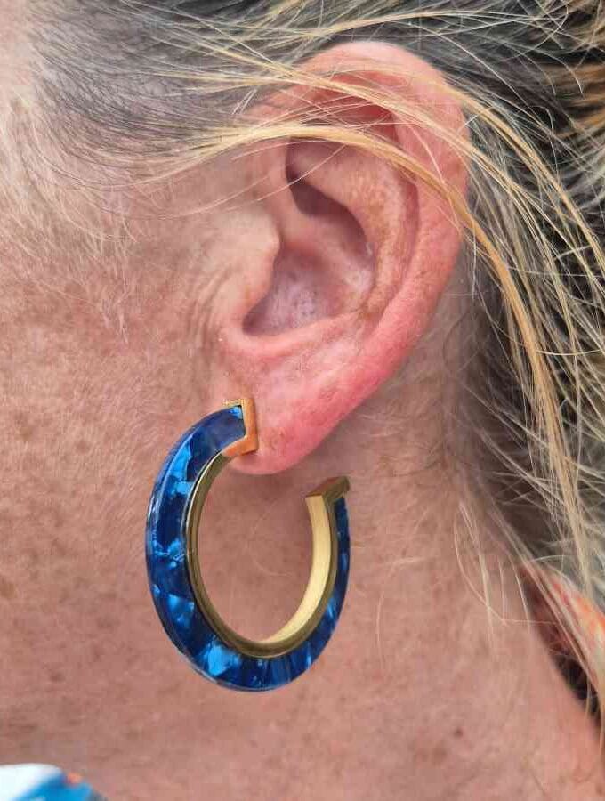 Oorsteker rond goudkleur met emaille in blauw