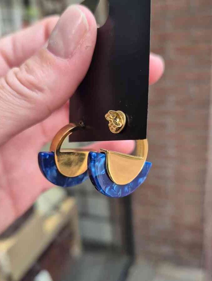 Oorsteker rond goudkleur met emaille in blauw klein