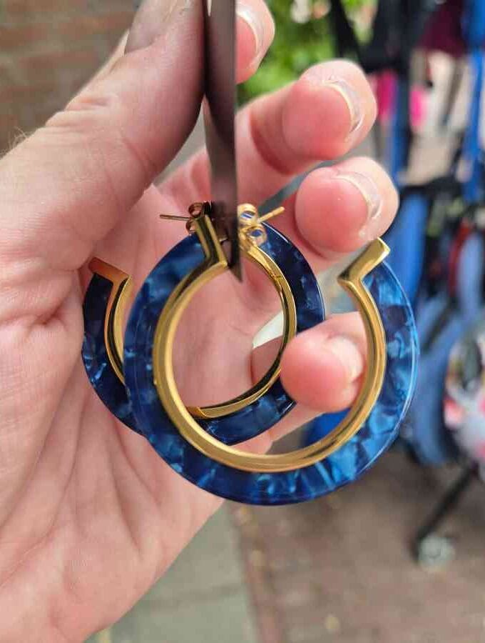Oorsteker rond goudkleur met emaille in blauw