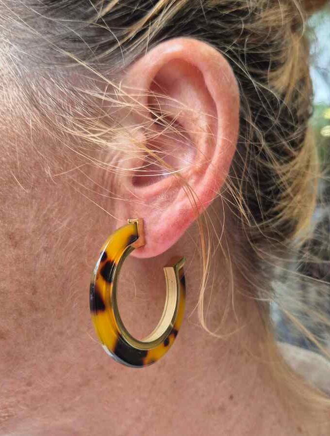 Oorsteker rond goudkleur met emaille in bruin