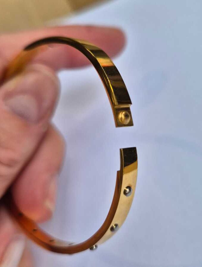 Smalle armband goudkleur stainless steel stippen