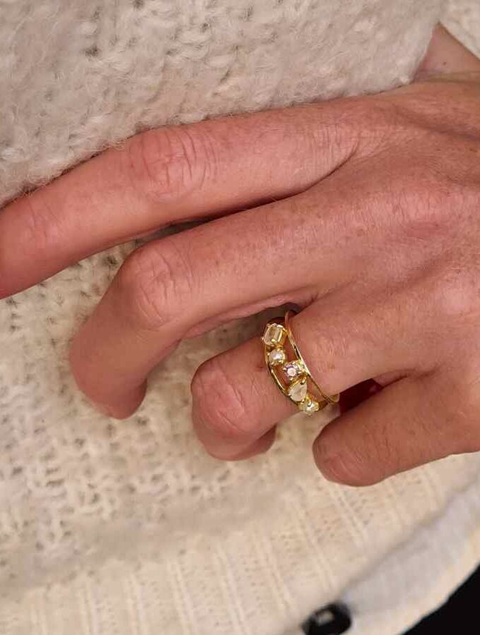 Vergulde ring met parels, amethist en maansteen