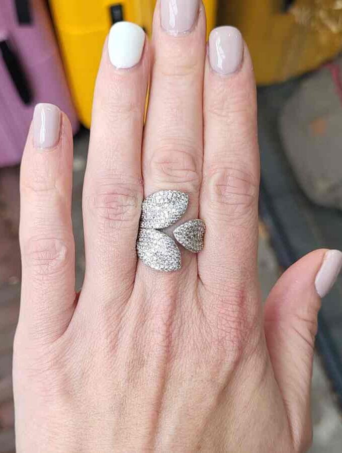 Open ring met drie bladeren in zilverkleur