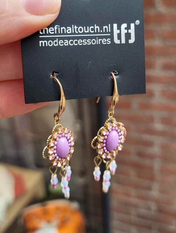 Oorhangers goudkleur met paarse steen