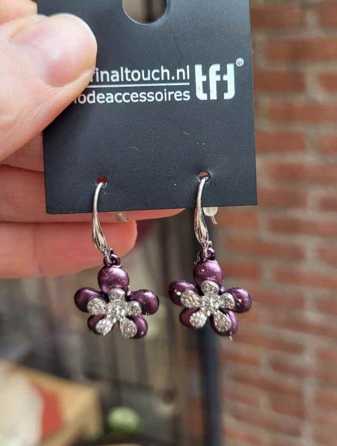 Oorhangers met paarse bloemen