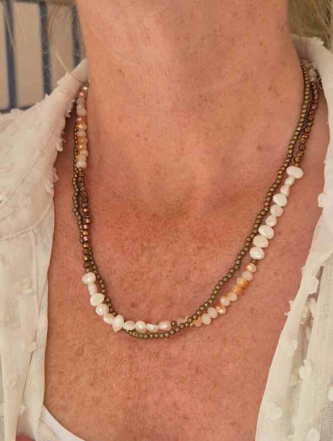 Korte ketting met parels in bruin en beige