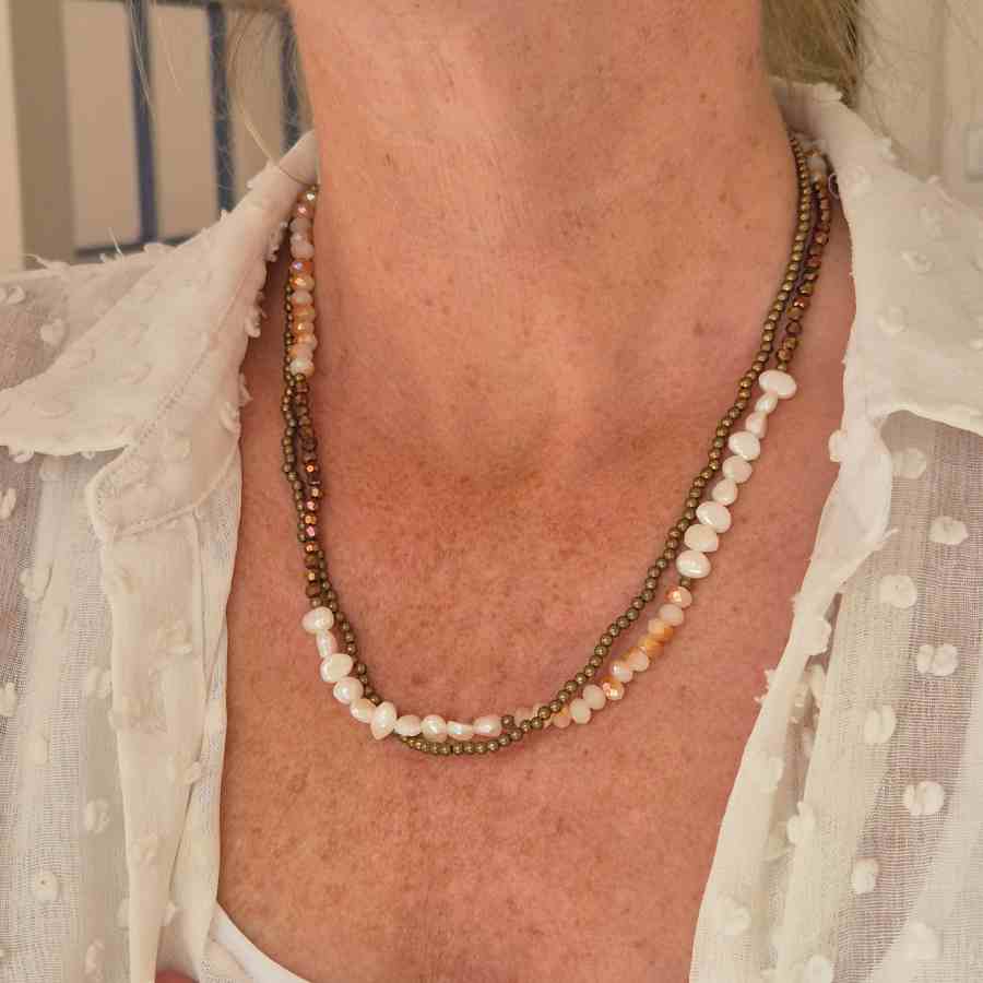 Korte ketting met parels in bruin en beige
