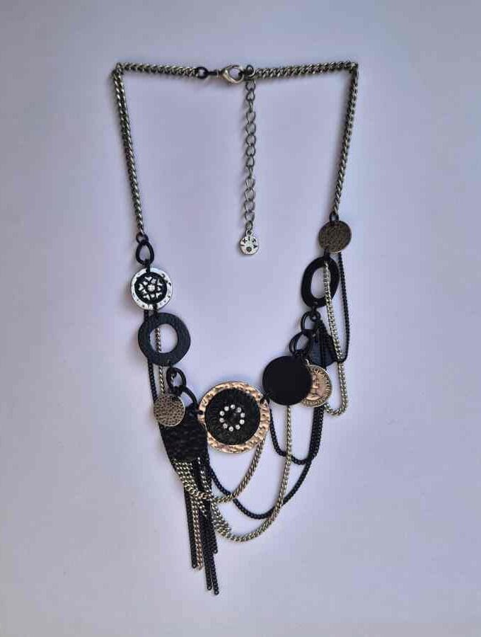 Ketting met veel bedels en muntjes