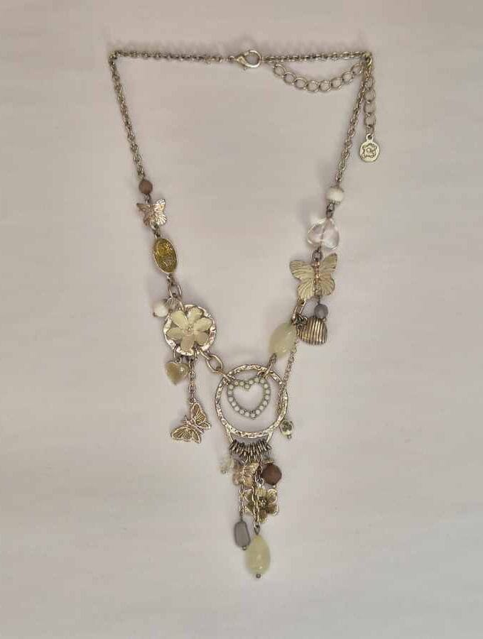 Ketting bloemen en vlinders in wit en zilverkleur