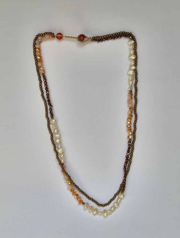 Korte ketting met parels in bruin en beige