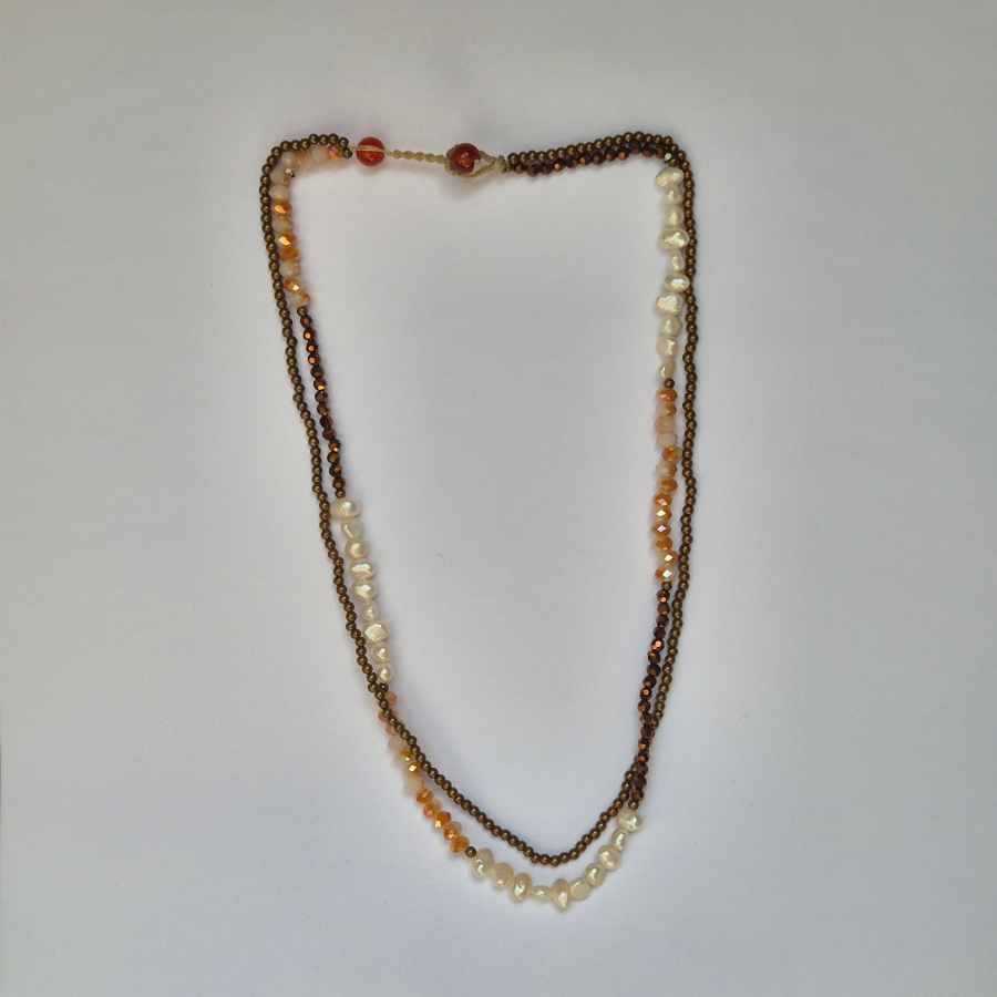 Korte ketting met parels in bruin en beige