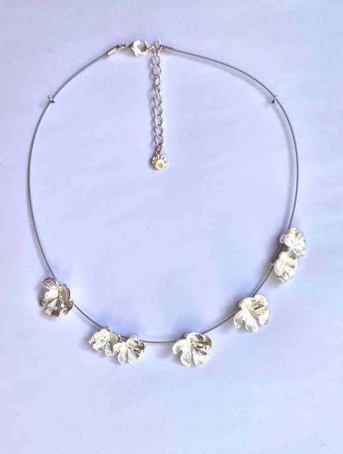 Korte ketting kleine bloemen in zilverkleur