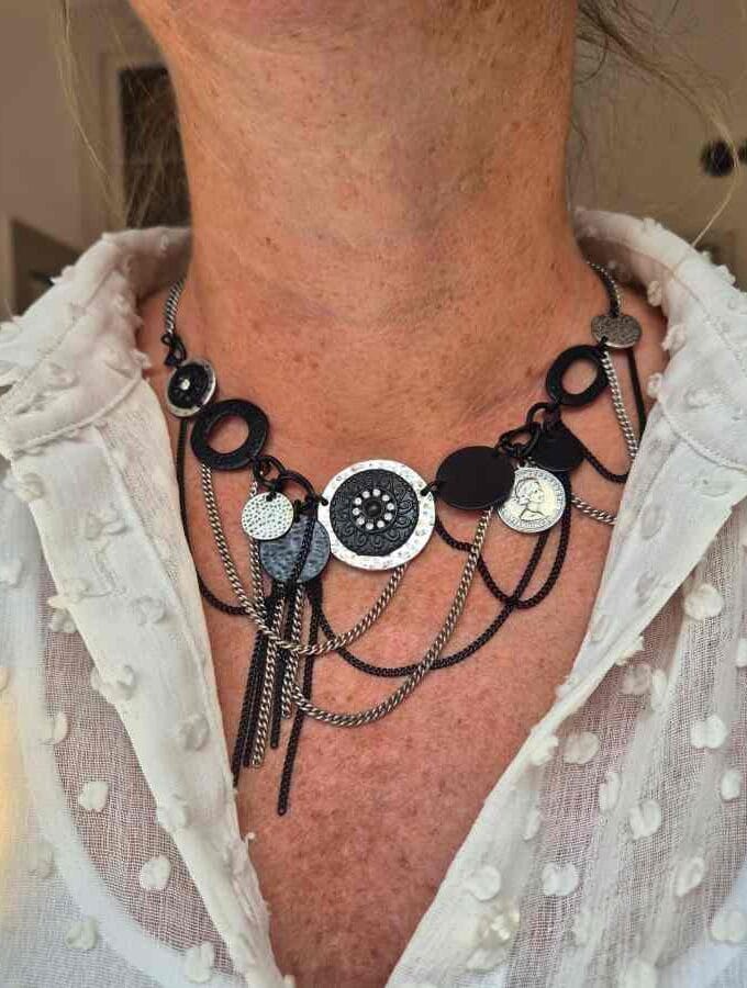 Ketting met veel bedels en muntjes