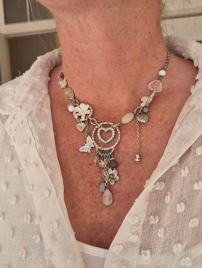 Ketting bloemen en vlinders in wit en zilverkleur